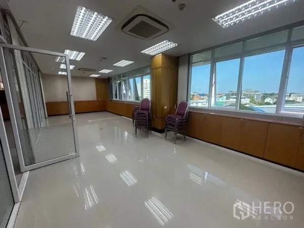 สำนักงาน ให้เช่าในSuan Luang, Bangkok - ห้องมุมสำนักงาน หน้าต่างยาวรอบด้าน มีแอร์คาสเซ็ทและตู้เตี้ยบิวท์อิน