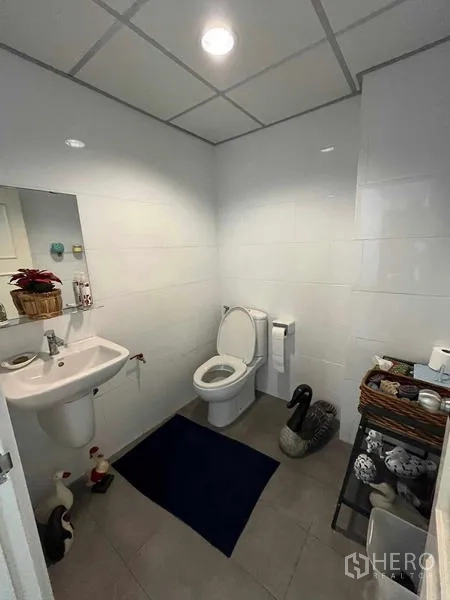 带办公室的家 出租在Bang Rak, Bangkok - 明亮的白色瓷砖卫生间，带洗手盆与坐便器。