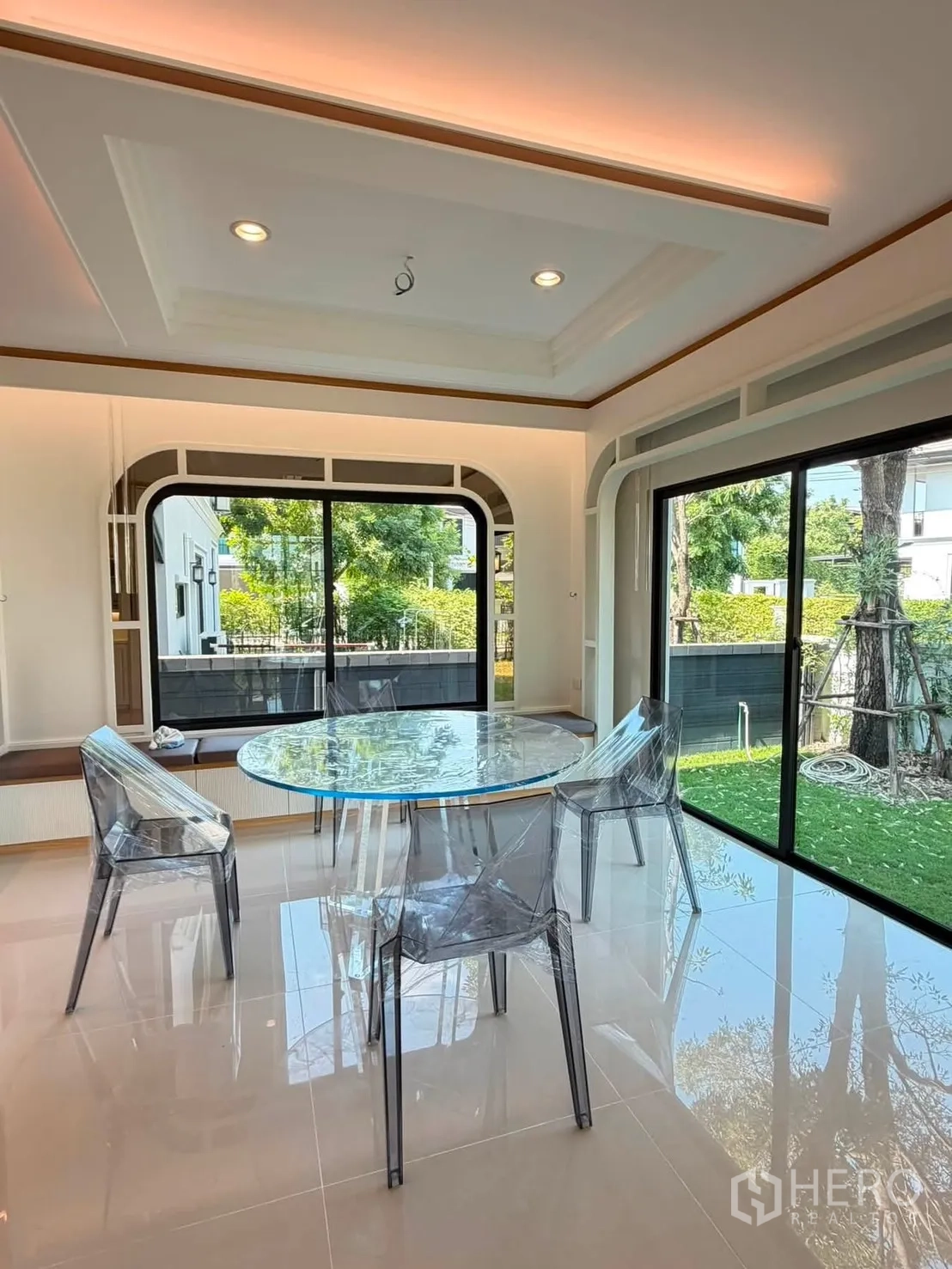 บ้านเดี่ยว for rent or sale in Prawet, Bangkok - ห้องทานอาหารสว่าง โต๊ะกลมและประตูกระจกบานเลื่อนสู่สวน