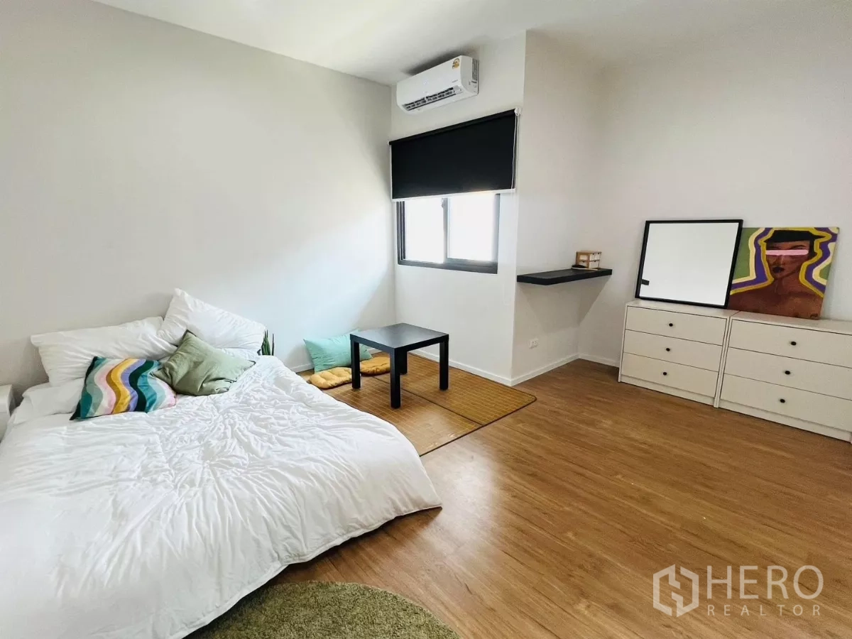 Detached House for rent in Saphan Sung, Bangkok - Cozy bedroom area with bed, drawer units and space for seating.