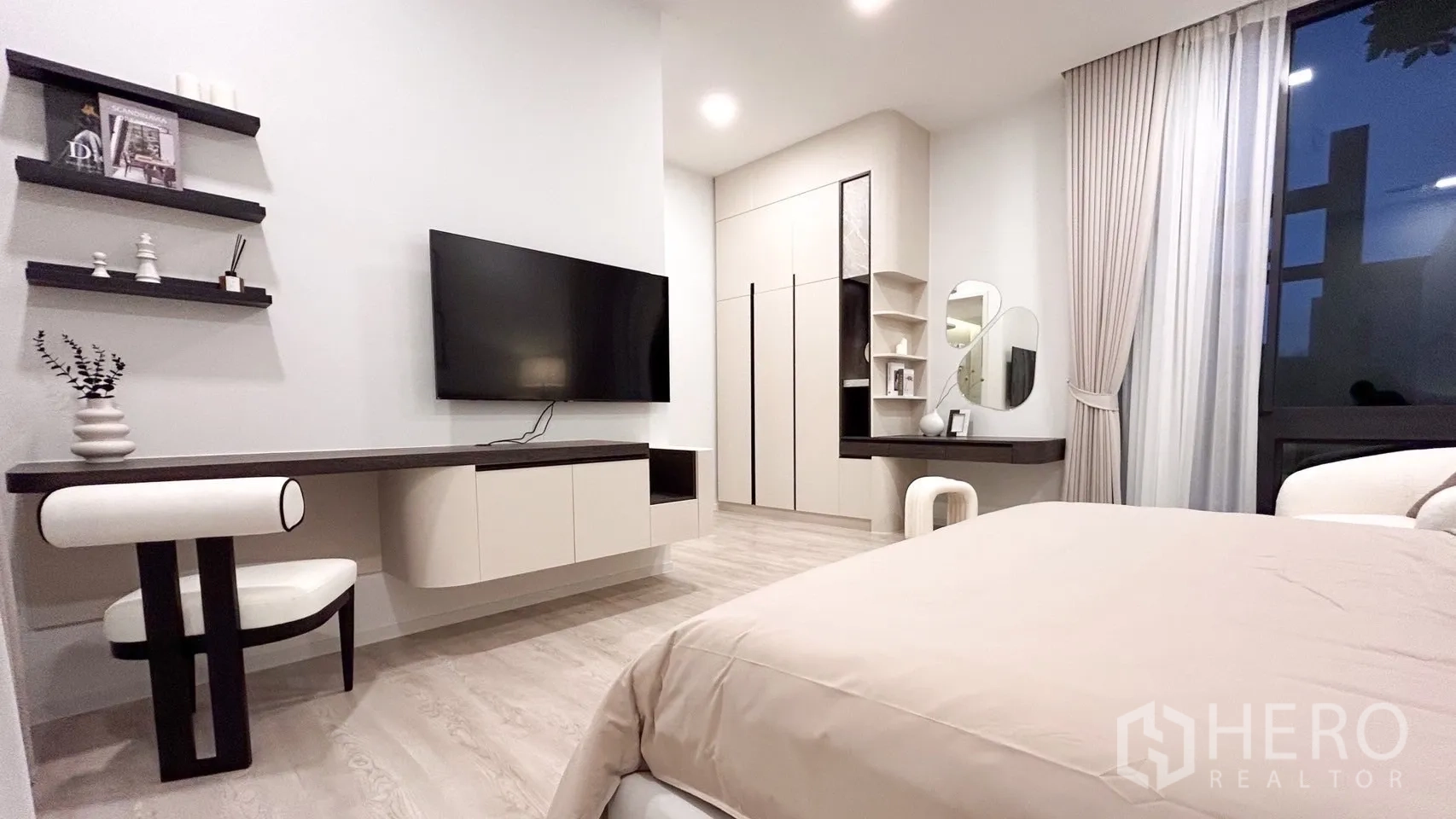 Detached House for rent in Saphan Sung, Bangkok - Secondary bedroom with wall-mounted TV, desk and full-height wardrobe.