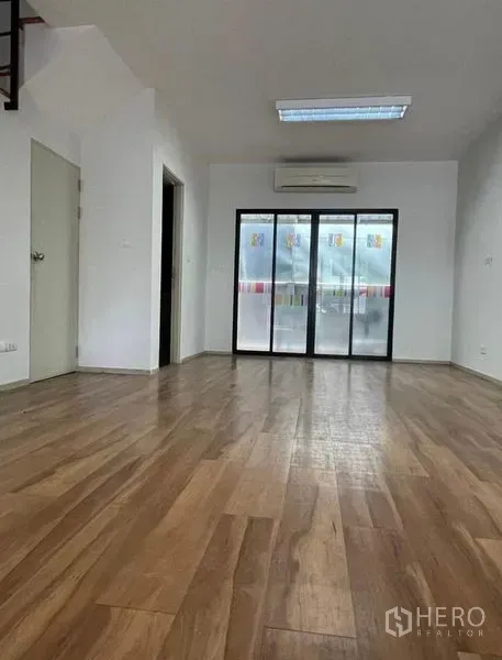 สำนักงานที่บ้าน ให้เช่า - ห้องโปร่งพื้นไม้ลามิเนต พร้อมประตูกระจกบานเลื่อนและแอร์แขวนผนัง