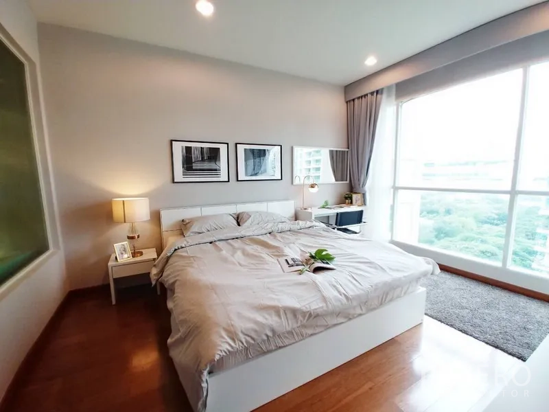 公寓 出租在Pathum Wan, Bangkok - 主卧宽敞，King尺寸床，大幅落地窗享绿色景观，设床头柜。
