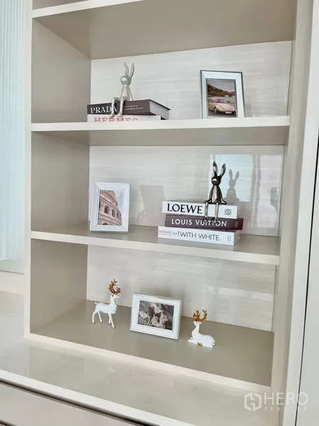 Detached House for rent or sale in Bang Phli, Samut Prakan - Built-in display shelves styled with books, frames and decor accents.
