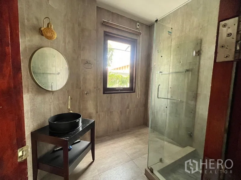 บ้าน ขายในPrawet, Bangkok - ห้องน้ำพร้อมตู้กระจกอาบน้ำ อ่างล้างหน้าแบบวางบน และหน้าต่าง