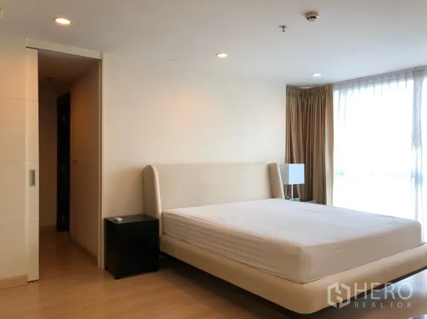 คอนโด ให้เช่าในPathum Wan, Bangkok - ห้องนอนหลักเตียงคิง หน้าต่างบานใหญ่ พื้นไม้โทนอุ่น