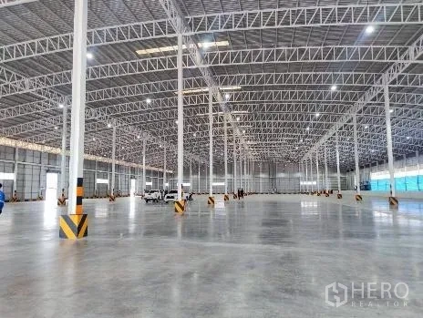 โรงงาน for rent in Si Racha, Chon Buri - พื้นที่ผลิตโล่งมีเสาเหล็กและพื้นคอนกรีตเรียบ.