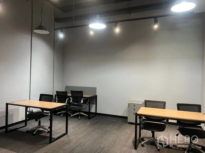 สำนักงาน ให้เช่า - ห้องทำงานขนาดกะทัดรัด เฟอร์นิเจอร์ครบ โต๊ะหน้าไม้ เก้าอี้ทำงาน ผนังสีขาว แอร์แขวนฝ้าและสปอตไลต์