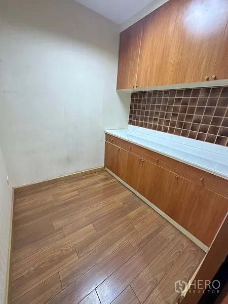 สำนักงาน ให้เช่า - แพนทรีขนาดกระทัดรัด ตู้ลอยและตู้ล่างไม้ เคาน์เตอร์ และพื้นไม้