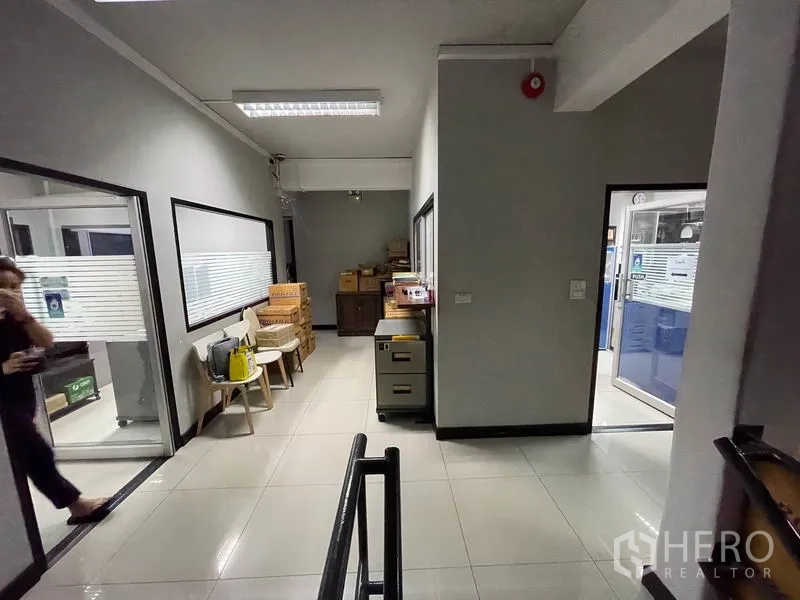 办公空间 出租在Khlong Toei, Bangkok - 楼梯旁走廊，通往各办公间，照明充足