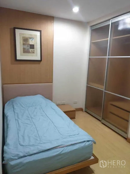 公寓 出租在Watthana, Bangkok - 次卧带单人床与推拉玻璃门衣柜，布局紧凑实用。