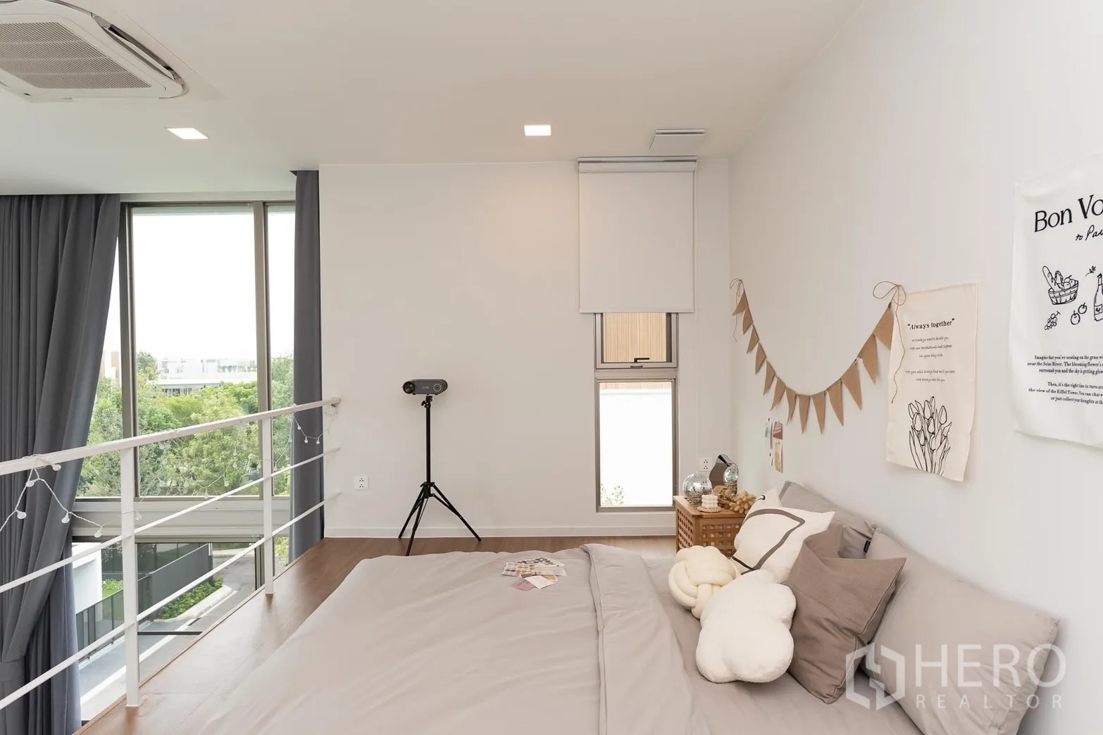 บ้าน ให้เช่าในSaphan Sung, Bangkok - ห้องนอนชั้นลอย หน้าต่างบานใหญ่และราวกันตก มองเห็นพื้นที่สีเขียว