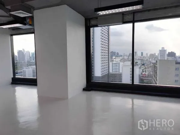 办公空间 出租 - 高层办公室的大幅玻璃窗，远望曼谷城市天际线。