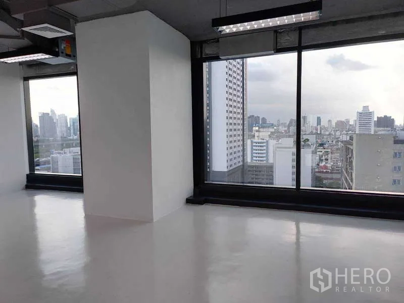 办公空间 出租 - 高层办公室的大幅玻璃窗，远望曼谷城市天际线。