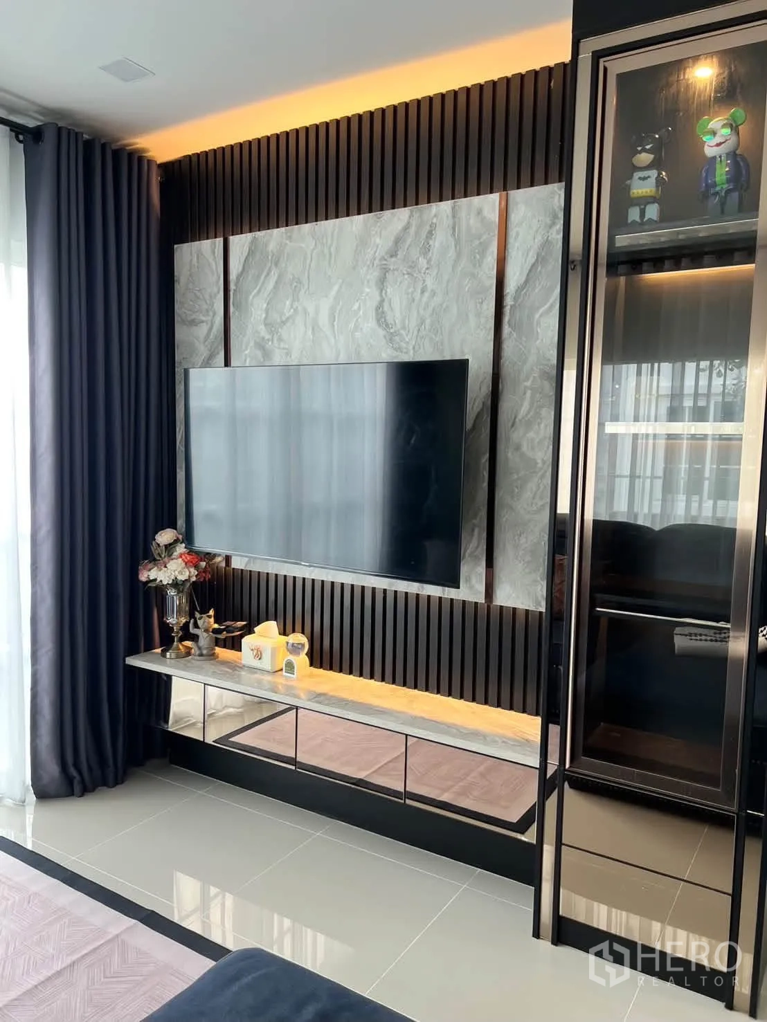 半独立式住宅 for rent in Prawet, Bangkok - 电视背景墙，挂壁电视与玻璃展示柜、氛围灯