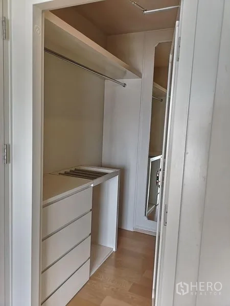 Condominium for rent or sale in Phaya Thai, Bangkok - Walk-in closet with drawers, shelves and a full-length mirror.