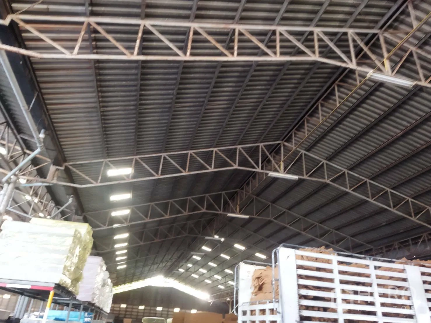 คลังสินค้า ให้เช่าในBang Khun Thian, Bangkok - รายละเอียดหลังคาเมทัลชีทยกสูง โครงถักเหล็ก และช่องแสงสกายไลต์