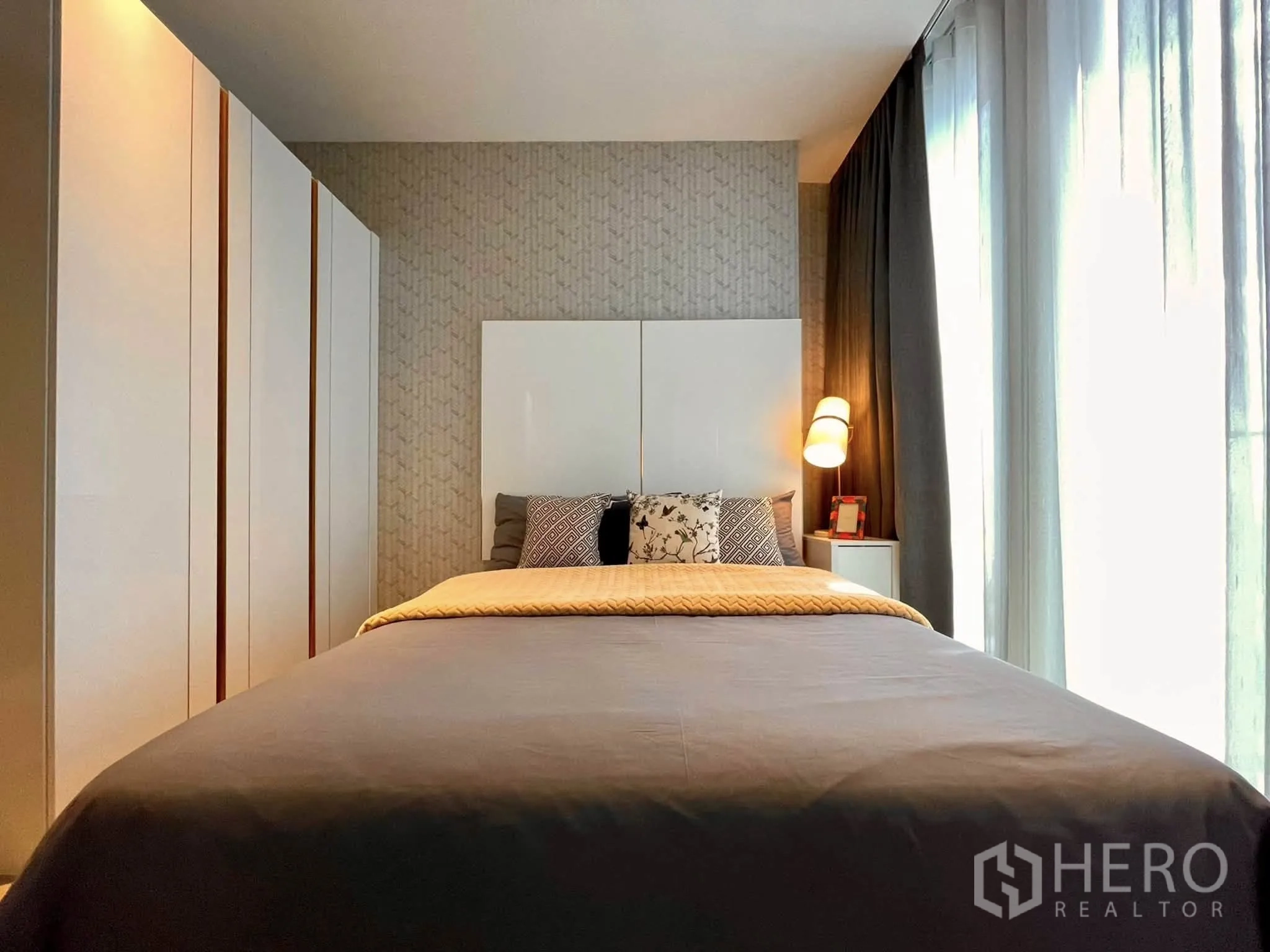公寓 for rent in Bang Rak, Bangkok - 卧室配床、内置衣柜与柔和灯光。