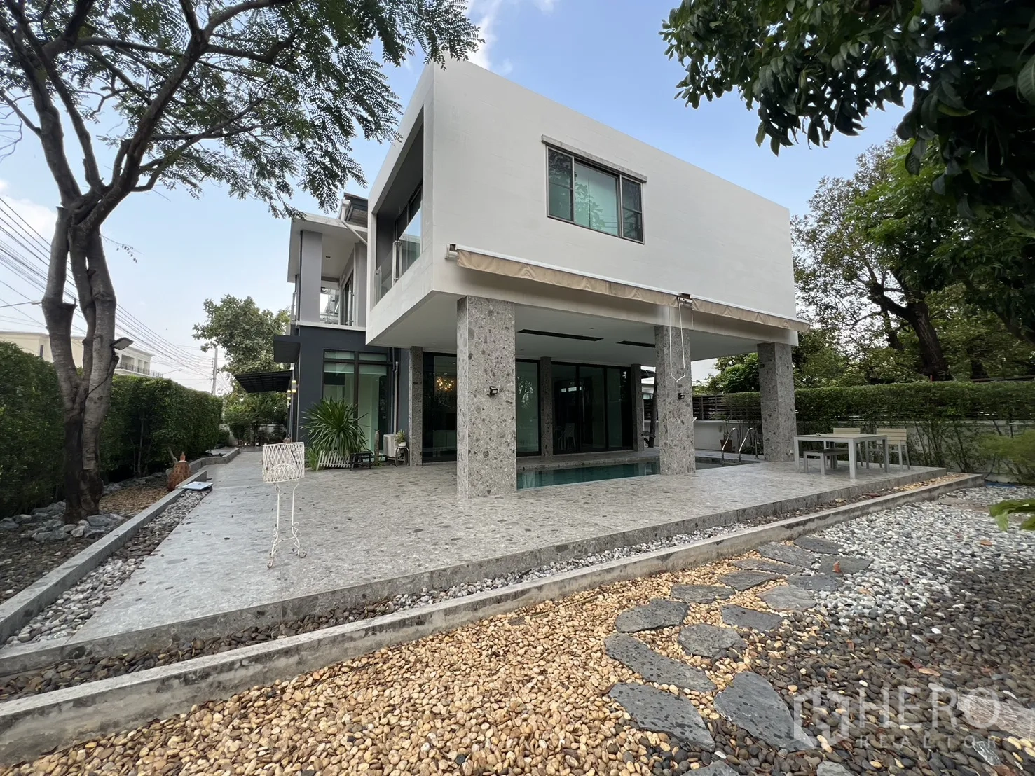 บ้านเดี่ยว for rent in Prawet, Bangkok - มุมมองด้านหลังบ้านพร้อมระเบียงกว้าง ต้นไม้ และสระว่ายน้ำส่วนตัว
