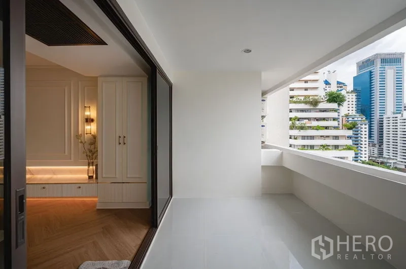 公寓 出售在Watthana, Bangkok - 覆盖式阳台，城市景观，推拉门连通客厅。