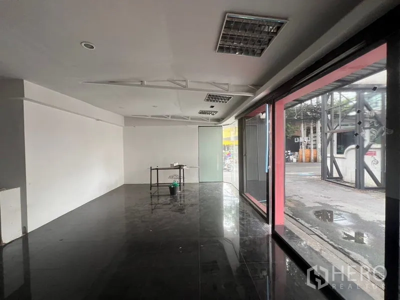 พื้นที่ขายปลีก ให้เช่าในWatthana, Bangkok - มุมมองจากด้านในสู่หน้าต่างกระจกเต็มผนัง เห็นถนนภายนอกชัดเจน