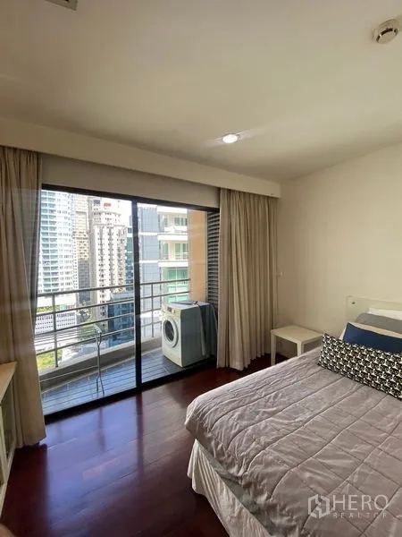 公寓 出租在Pathum Wan, Bangkok - 明亮卧室，带阳台出入口，室外放置洗衣机。