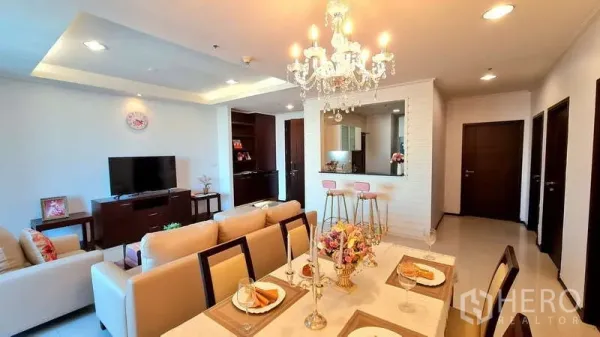 คอนโด ให้เช่าในWatthana, Bangkok - ห้องนั่งเล่นและรับประทานอาหารแบบโอเพ่นพร้อมโคมระย้า ทีวี และเคาน์เตอร์บาร์