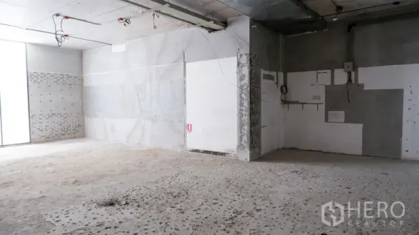 Retail Space for rent in Watthana, Bangkok - Unfurnished shell retail unit with exposed concrete ceiling, rough flooring and plastered walls ready for fit-out.