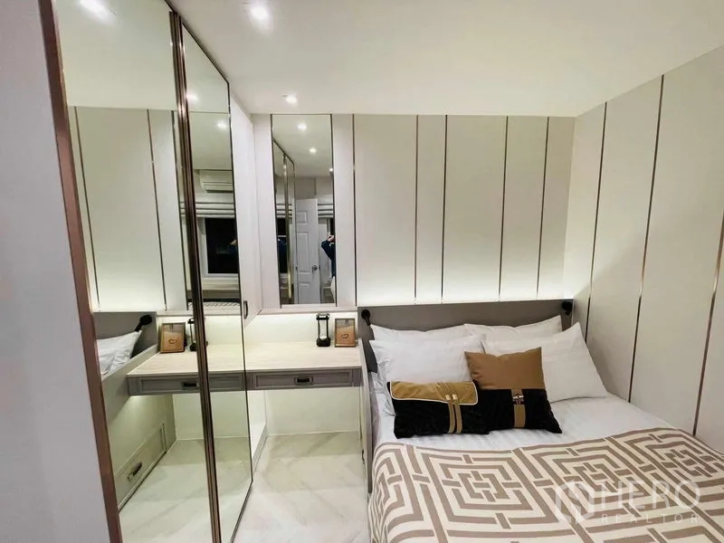 公寓 出售在Yan Nawa, Bangkok - 卧室一角，镜面衣柜、书桌与柔和氛围灯。