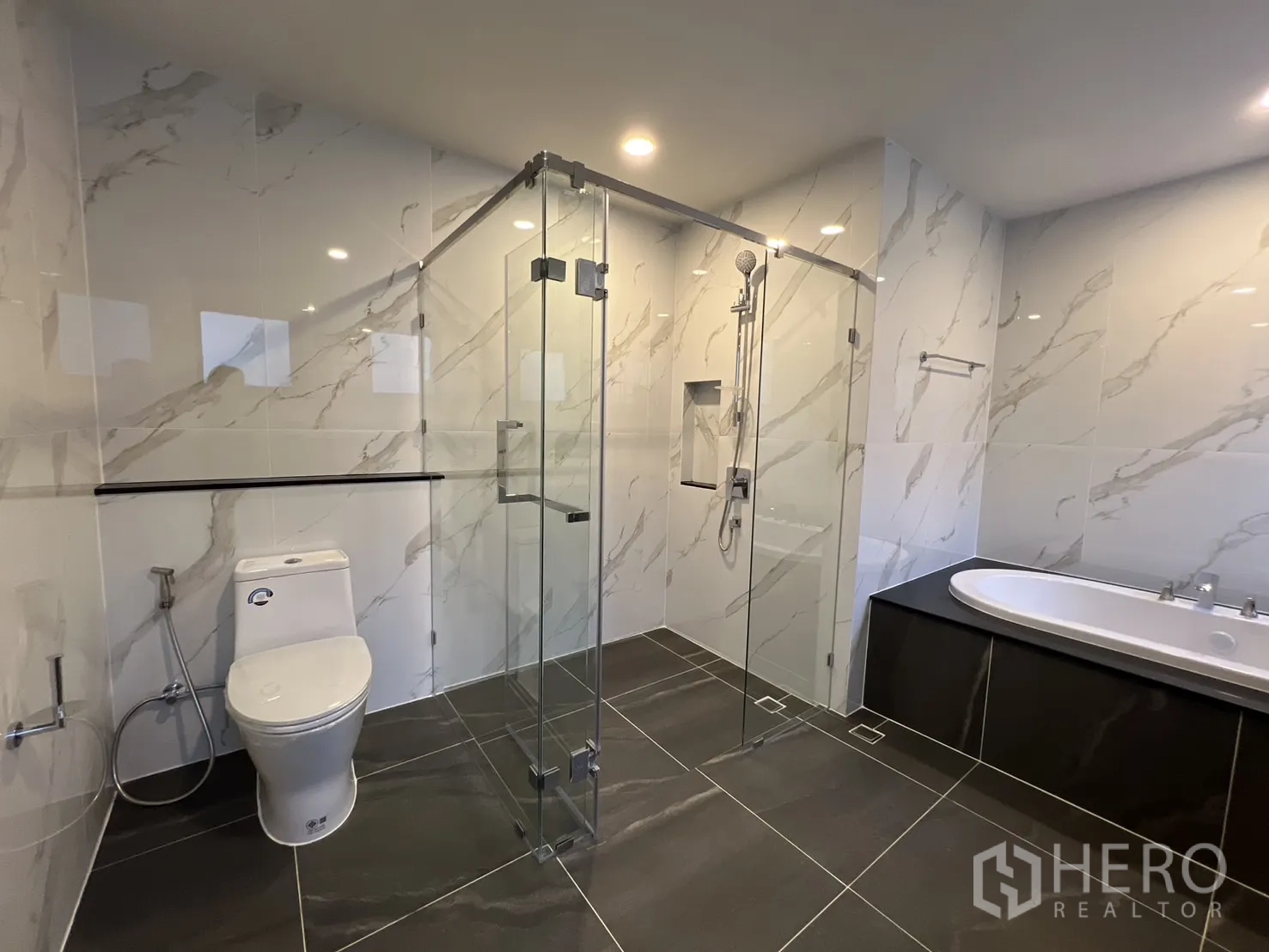 Detached House for rent or sale in Bang Phli, Samut Prakan - Master bathroom showing shower enclosure, toilet and soaking tub.