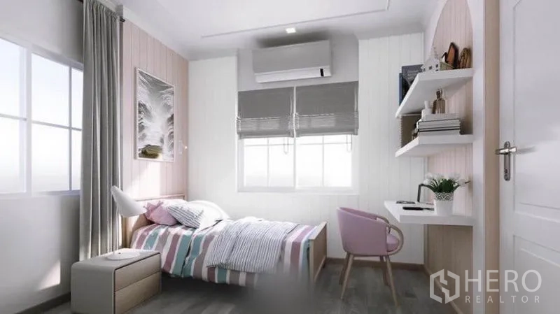 บ้าน ให้เช่าในBang Phli, Samut Prakan - ห้องนอนเด็กหรือรับแขกสว่าง เตียงเดี่ยว ชั้นวาง โต๊ะอ่านหนังสือ และแอร์