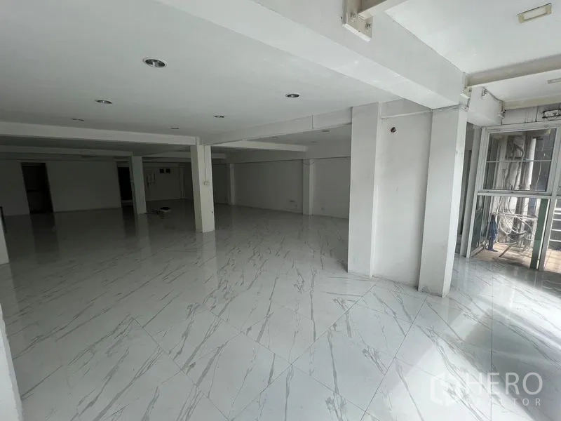 零售空间 出租在Khlong Toei, Bangkok - 宽敞零售楼层，带支柱与抛光仿大理石地砖，便于二次装修。