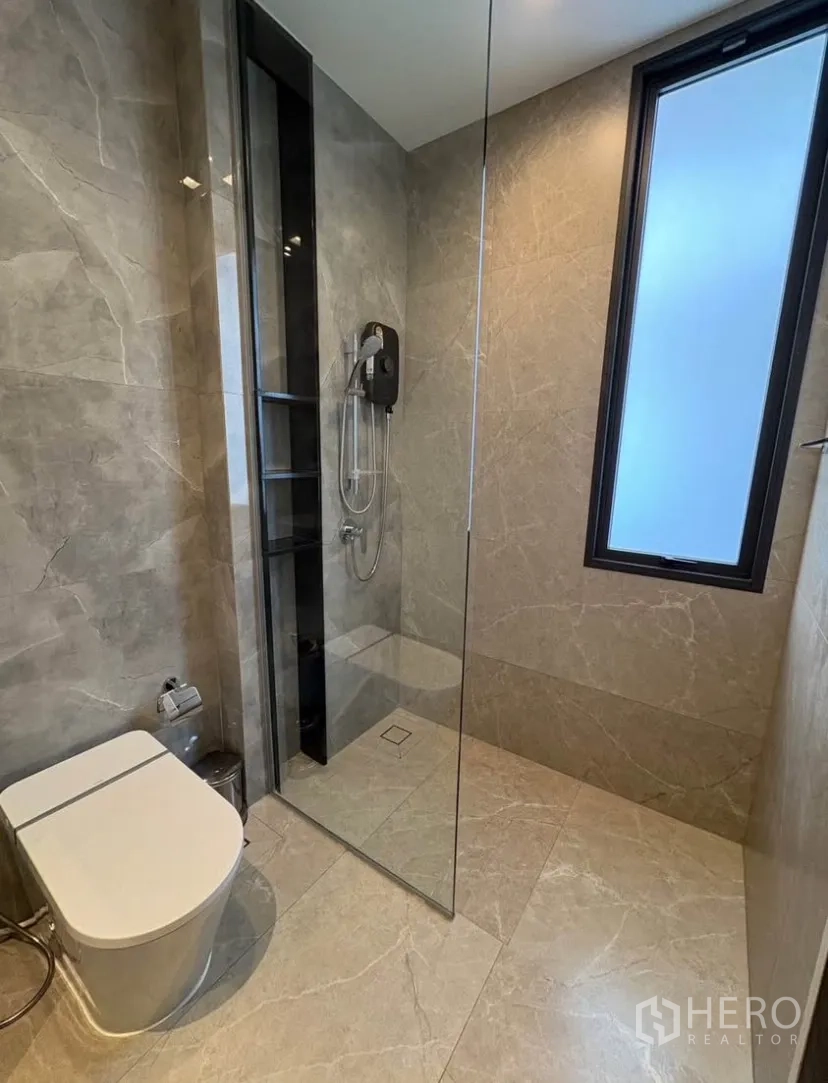 บ้านเดี่ยว for rent in Suan Luang, Bangkok - ห้องน้ำสมัยใหม่ พร้อมตู้กระจกกั้นอาบน้ำ ผนังหินอ่อนสีเทา และหน้าต่าง