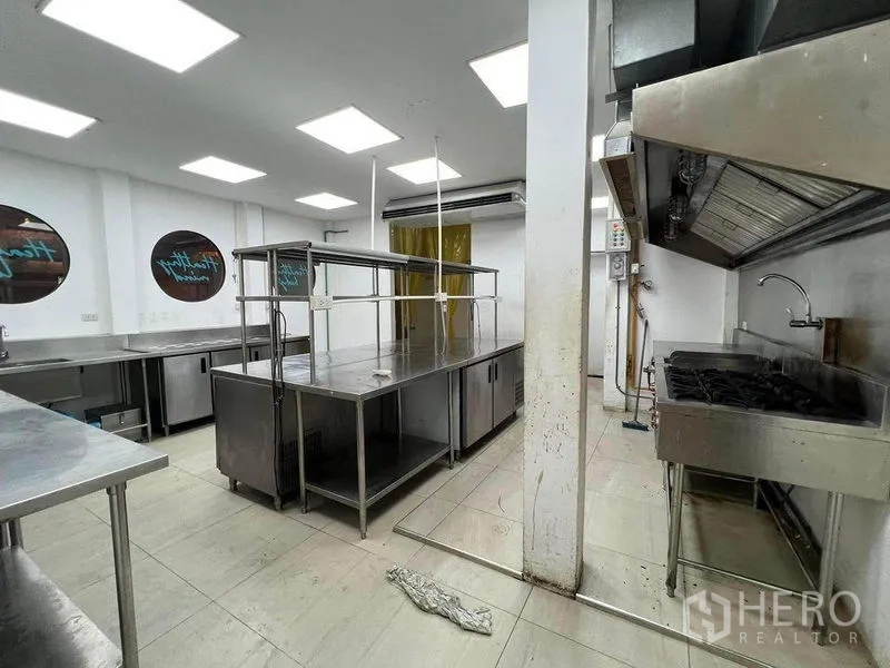 零售空间 出租在Phaya Thai, Bangkok - 不锈钢商用厨房，设备餐台与明亮照明