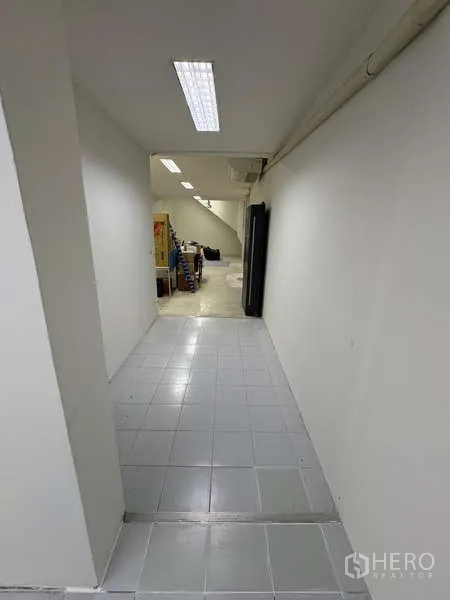 办公空间 出租在Khlong Toei, Bangkok - 白色走廊，连接储物与设备间。