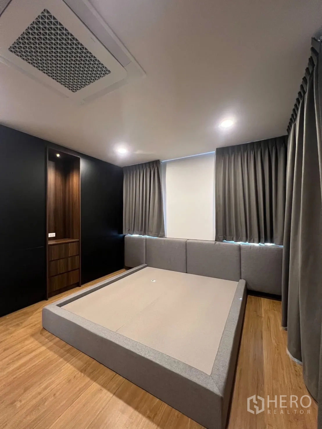 บ้าน ให้เช่าในBang Phli, Samut Prakan - ห้องนอนหลักเตียงแพลตฟอร์ม พื้นไม้ ผ้าม่านทึบ