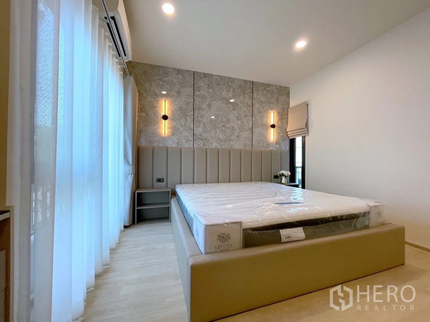 บ้านเดี่ยว for rent in Bang Phli, Samut Prakan - ห้องนอนหรูผนังลายหินอ่อนติดไฟวอลสกอนซ์ เตียงบุนวม และผ้าม่านโปร่ง