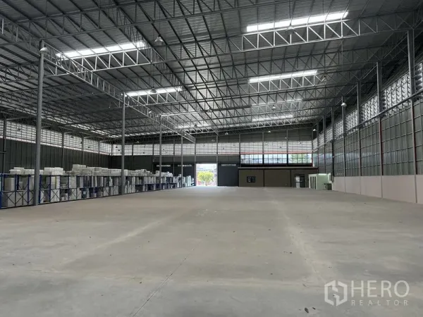 Factory for rent in Chachoengsao - Open production hall with loading doors, ventilation panels and smooth concrete flooring.