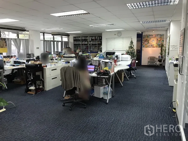 สำนักงาน ให้เช่าในKhlong Toei, Bangkok - โถงสำนักงานปูพรมกว้าง มีโต๊ะทำงาน ตู้เก็บของ หน้าต่างบานใหญ่ และไฟเพดานสว่าง