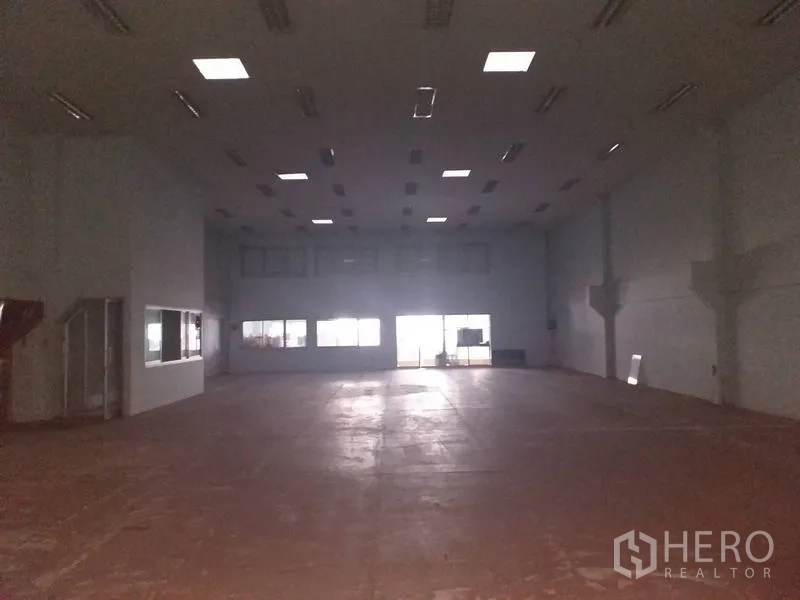 โรงงาน ขายในKhlong Luang, Pathum Thani - ฮอลล์ขนาดใหญ่เพดานติดไฟเป็นตารางและผนังกระจกด้านหน้า.