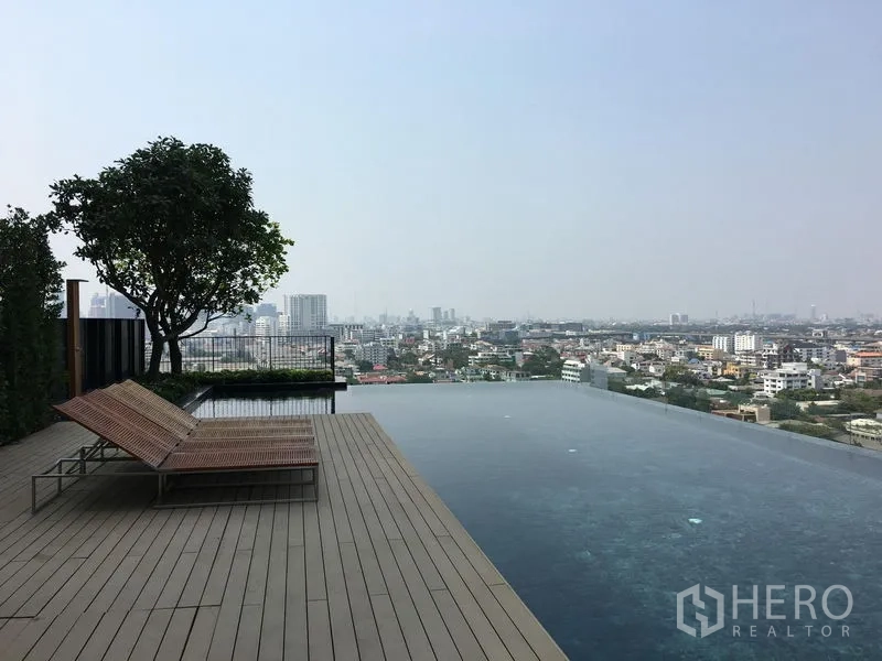 Condominium for sale in Phaya Thai, Bangkok - Rooftop infinity-edge pool with sun loungers and wide city panorama.