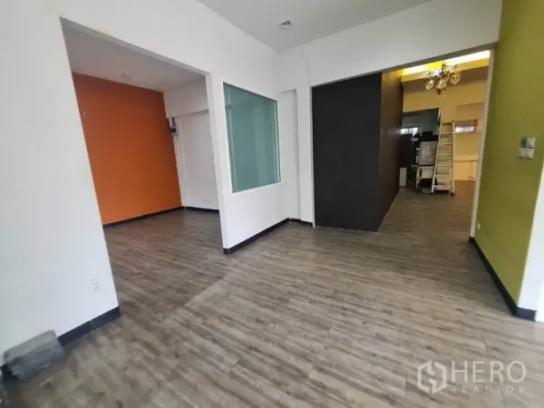 Retail Space for rent in Watthana, Bangkok - Open-plan retail interior with wood-look floors, white walls, and a glass partition.