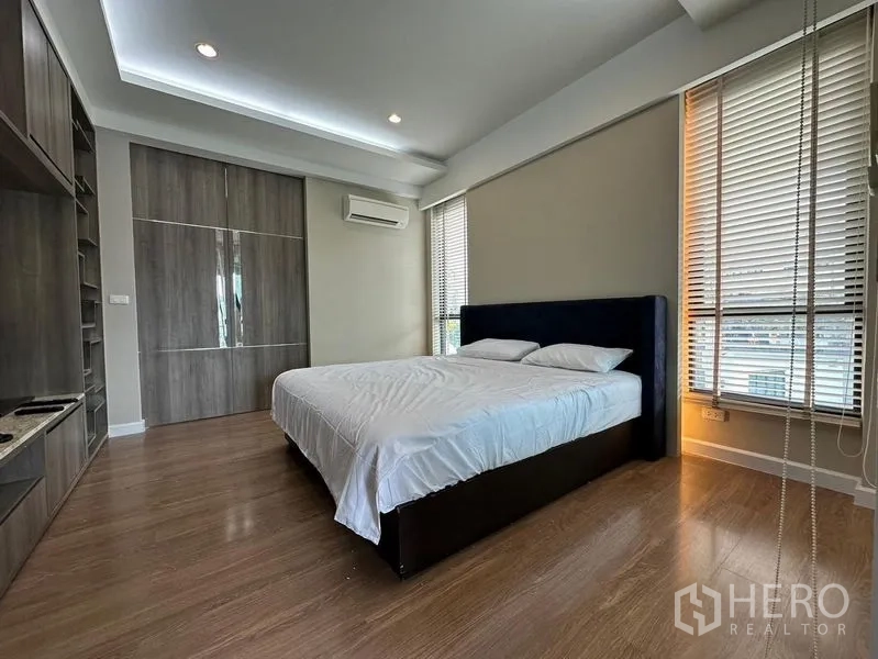 联排别墅 出租在Khlong Toei, Bangkok - 次卧带内置收纳与转角窗百叶帘。
