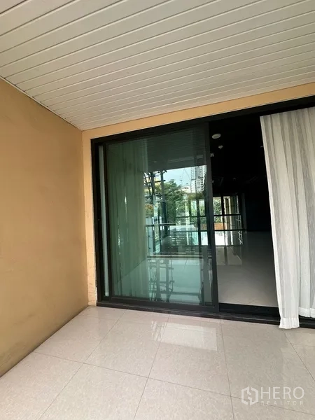 办公空间 出租在Khlong Toei, Bangkok - 带滑动玻璃门的私密阳台连接办公区。