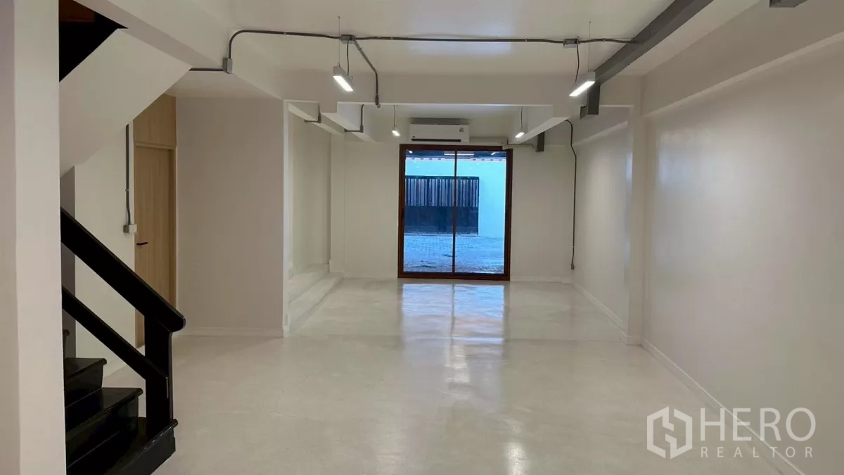 Home Office for rent in Watthana, Bangkok - Deep office floorplate with sliding doors to a rear courtyard area.