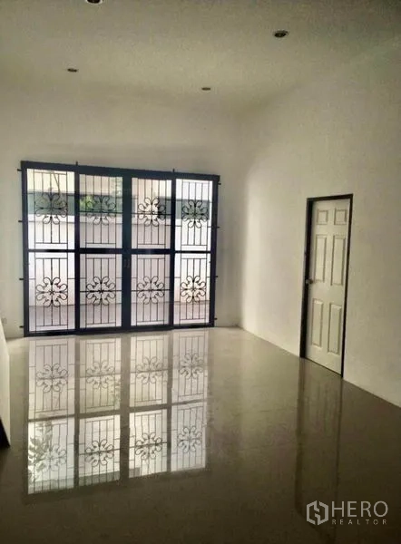 联排别墅 出租在Wang Thonglang, Bangkok - 采光充足的房间，亮面瓷砖地面，大窗配花纹防盗栏。