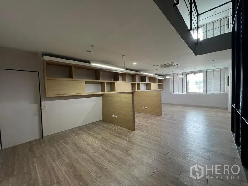 带办公室的家 出租在Bueng Kum, Bangkok - 开放式办公室，悬挂书架与分隔工位。