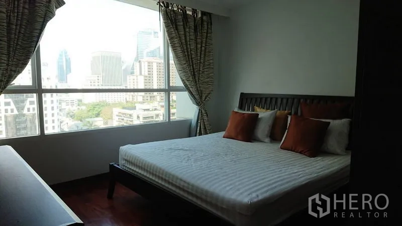 公寓 出租在Pathum Wan, Bangkok - 卧室配特大床与宽幅观景窗，可见曼谷天际线。