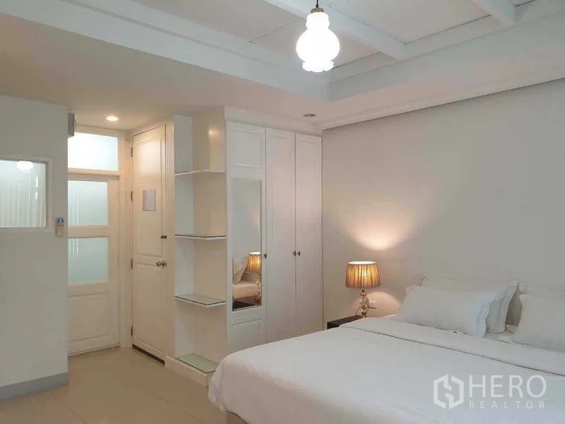 零售空间 出租在Huai Khwang, Bangkok - 卧室内置衣柜与柔和灯光，白色现代风格。