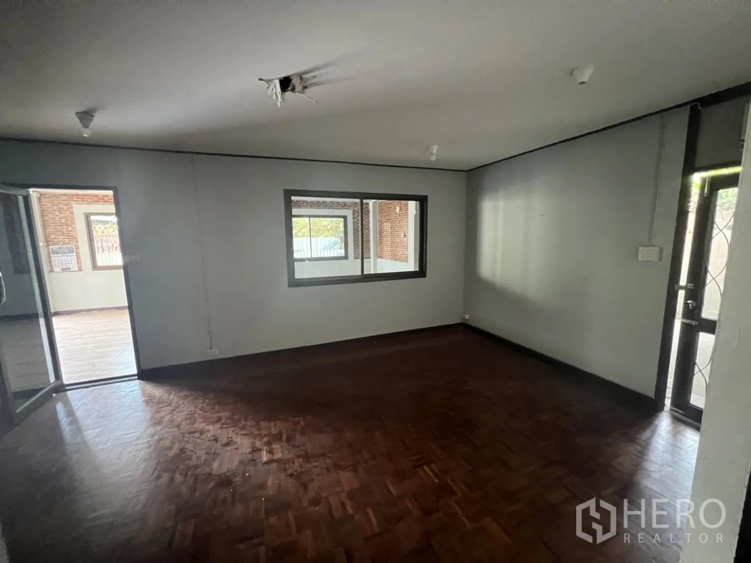带办公室的家 出租在Watthana, Bangkok - 一层办公室房间，设内窗可望向主大厅。